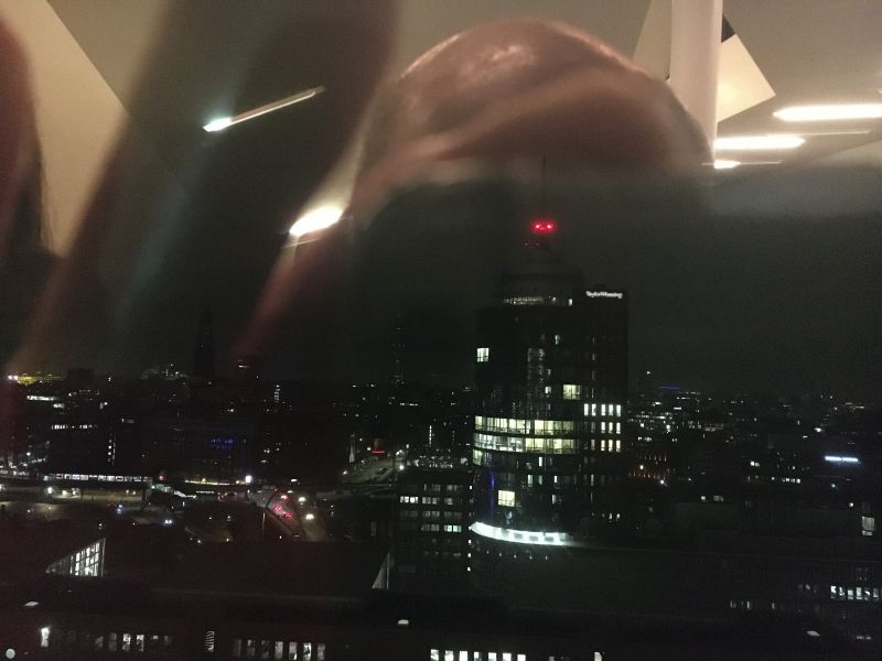 Elbphilharmonie – Blick durch die Panoramafenster auf die Stadt