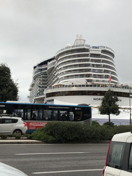 Kreuzfahrtkoloss im Triester Hafen