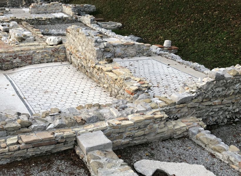 Römisches Fußbodenmosaik, auf das eine spätere Mauer gesetzt wurde