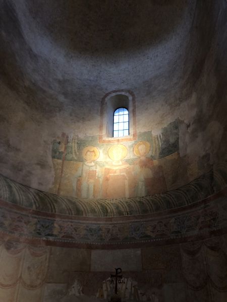 Romanische Fresken in der Apsis der Basilika