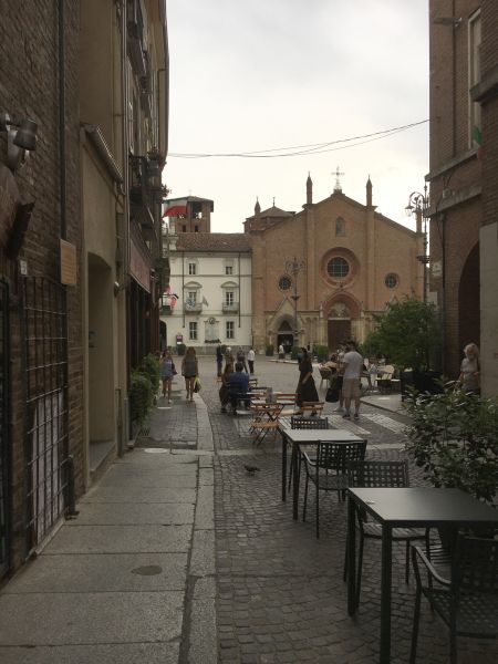 Straße in Asti mit Collegiata di San Secondo