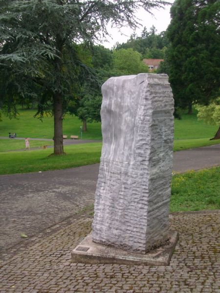 Pflasterkopf erratisch, Marmor, 1994, Kurpark Waldbronn